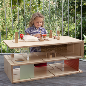 Qubis Haus coffee table with child playing